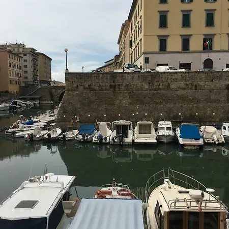 L'ora Delle Streghe Centralissimo Oda ve Kahvaltı Livorno